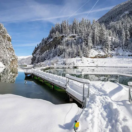 Confortable A 1850 Avec Balcon Et Parking - Fr-1-575-208 Lejlighed *